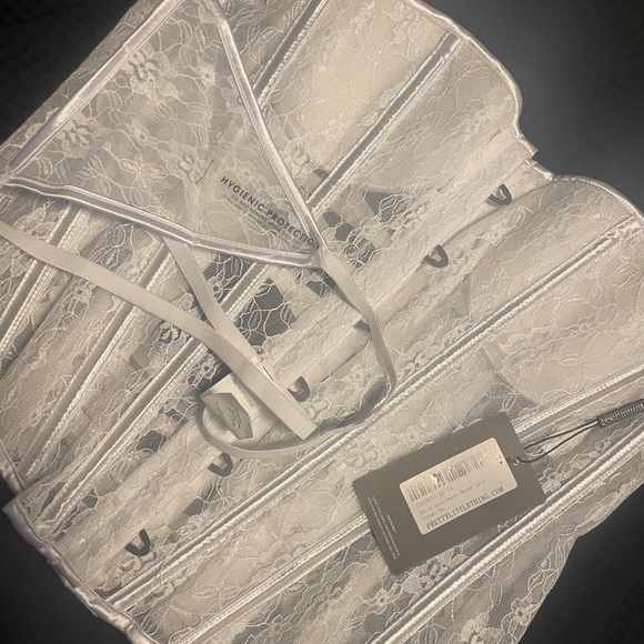 White sweetheart boned lace corset. - Picture 4 of 12